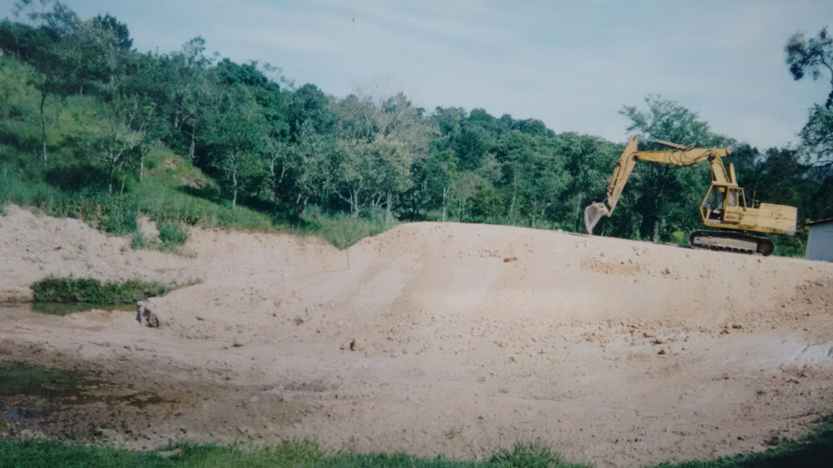 FAZENDA 3 PEDRAS - TERRAPLENAGEM E PAVIMENTAÇÃO.jpg